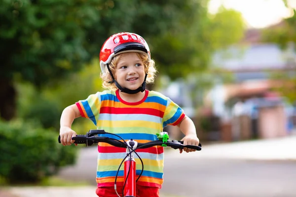 Kinder Auf Dem Fahrrad Park Kinder Die Zur Schule Gehen — Stockfoto