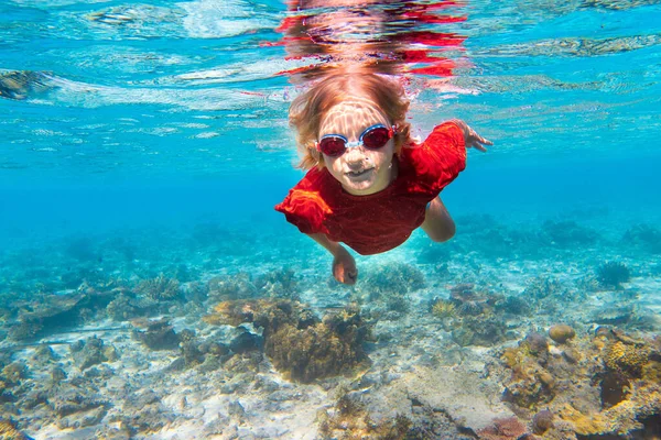 Snorkel Infantil Miúdos Nadam Debaixo Água Praia Mar Férias Verão — Fotografia de Stock