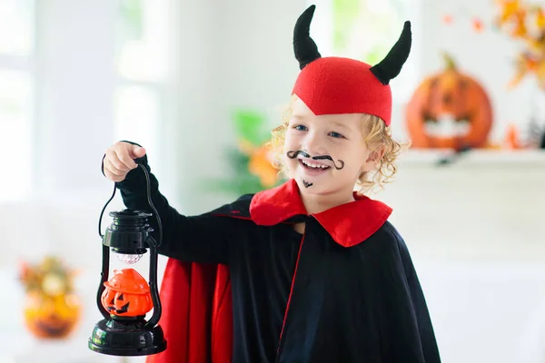 Cadılar Bayramı Kostümlü Çocuk Çocuklar Şeker Şaka Şeytani Vampir Kılığındaki — Stok fotoğraf