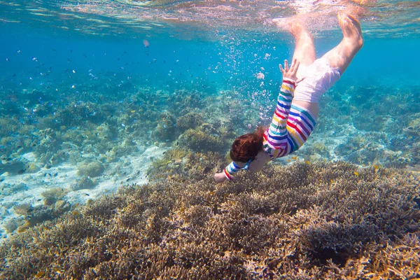 子供のシュノーケリング 子供たちは水中で泳ぐ ビーチや子供と海の夏休み サンゴ礁の魚を見ている少女 エキゾチックな島の海洋生物 子供の水泳やシュノーケリングやマスクとダイビング — ストック写真