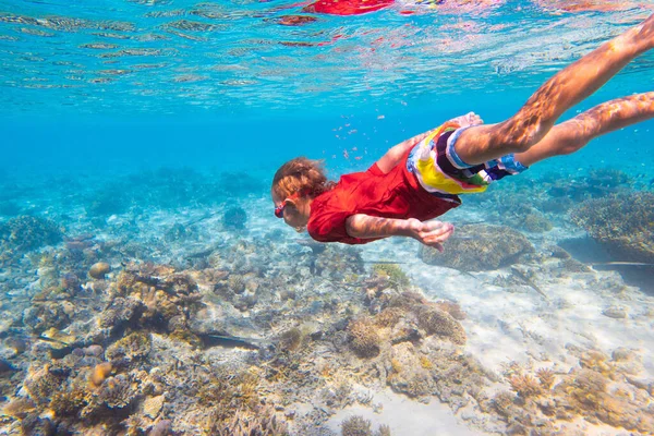 Snorkel Infantil Miúdos Nadam Debaixo Água Praia Mar Férias Verão — Fotografia de Stock