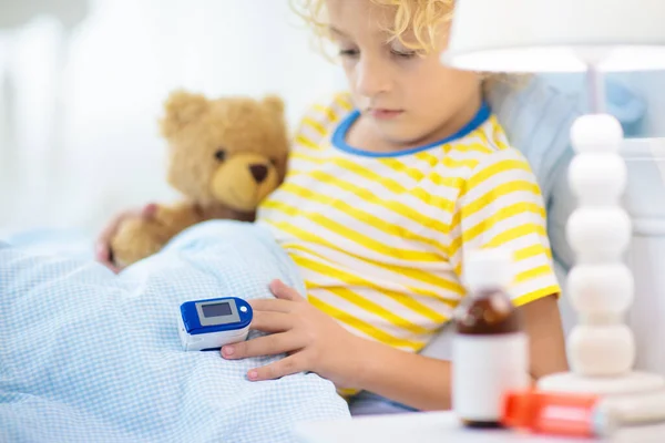 Kranker Kleiner Junge Mit Pulsoximeter Finger Asthmabehandlung Krankes Kind Liegt — Stockfoto