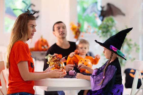 Család Gyerekekkel Akik Tököt Faragnak Halloweeni Csokit Vagy Csalunk Szülők — Stock Fotó