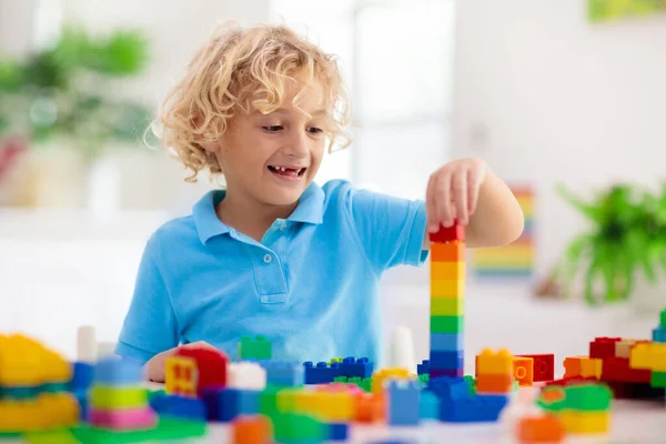 Crianças Brincam Com Blocos Coloridos Menino Edifício Torre Casa Creche — Fotografia de Stock
