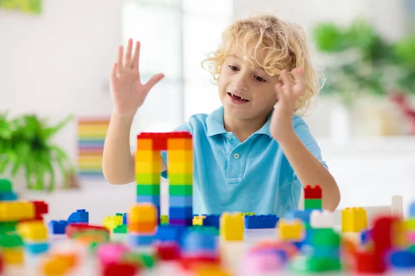 Barn Leker Med Fargerike Kvartaler Lite Guttetårn Hjemme Eller Barnehagen – stockfoto
