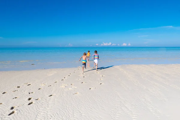 Barn Leker Tropiska Stranden Barn Simmar Och Leker Till Sjöss — Stockfoto