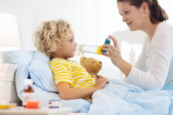 Sick Little Boy Asthma Medicine Mother Ill Child Lying Bed — Stock Photo, Image