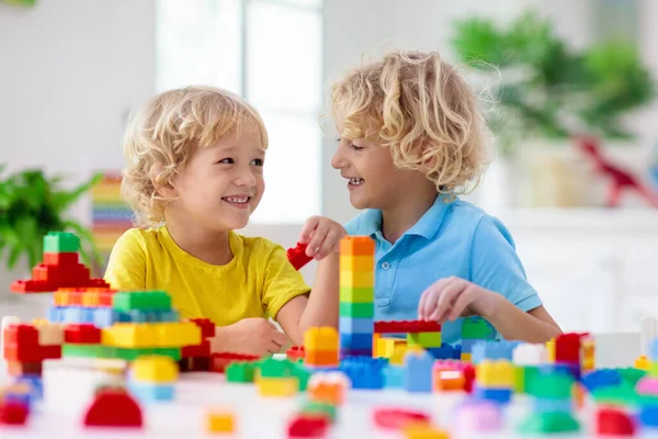 Barn Leker Med Färgglada Block Liten Pojke Byggnad Torn Hemma — Stockfoto