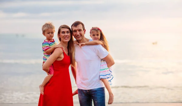 Familia Feliz Con Niños Playa Tropical Vacaciones Mar Padres Hijos —  Fotos de Stock