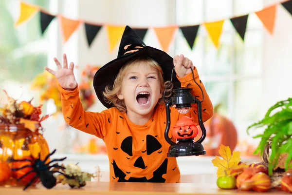 Gyerek Halloween Jelmezben Csokit Vagy Csalunk Kisfiú Tökös Lámpással Boszorkánykalapos — Stock Fotó