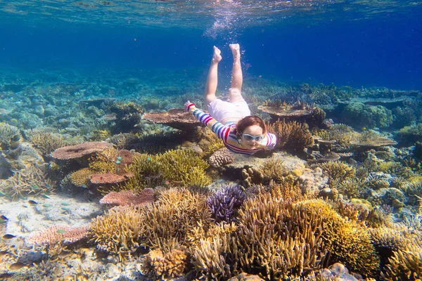 Barnsnorkling Barn Simmar Vattnet Strand Och Hav Sommarsemester Med Barn — Stockfoto