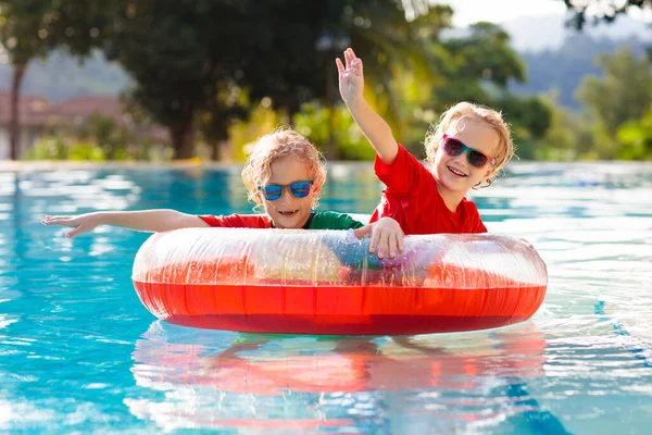 Les Enfants Jouent Dans Piscine Extérieure Station Tropicale Aide Baignade — Photo