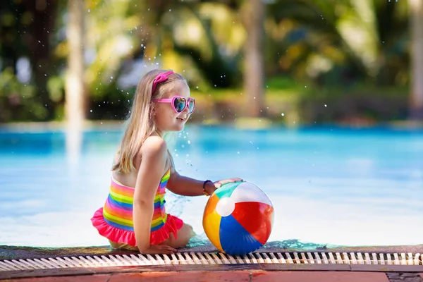 Dítě Bazénu Nafukovací Dětskou Kuličkou Děti Plavou Barevný Duhový Vůz — Stock fotografie