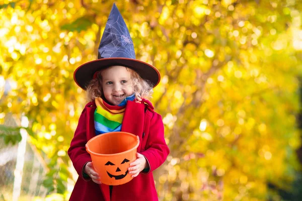 Dzieciaki Zbierają Słodycze Halloween Dziewczynka Dyniowym Wiadrem Słodyczy Cukierek Albo — Zdjęcie stockowe