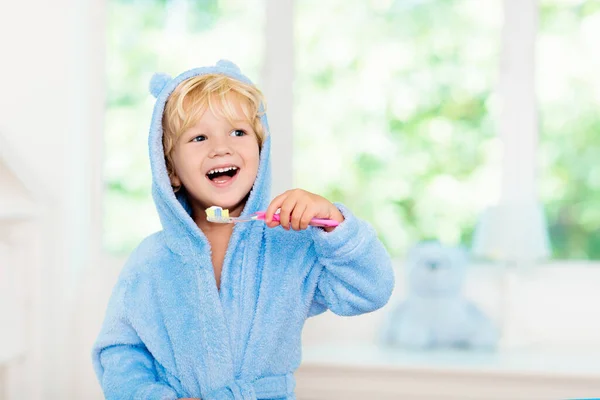 Kindertanden Poetsen Kinderen Tandenborstel Pasta Kleine Baby Jongen Blauw Badjas — Stockfoto