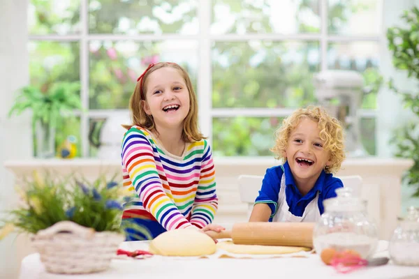 Kinderen Bakken Taart Een Witte Zonnige Keuken Kinderen Koken Jongen — Stockfoto