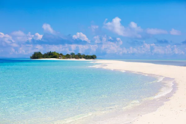 Tropisch Strand Met Palmbomen Helder Turquoise Water Exotische Eilandlagune Aan — Stockfoto
