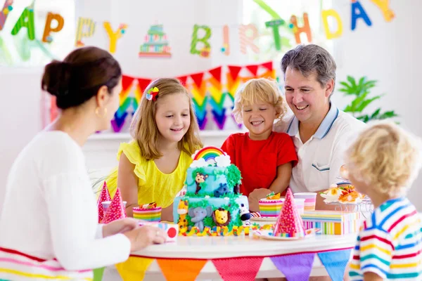 Fiesta Cumpleaños Niños Niño Soplando Velas Torta Regalos Apertura Celebración —  Fotos de Stock