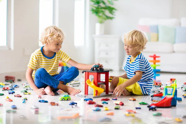 Barn Leker Med Leksaksbilar Vitt Rum Liten Pojke Leker Med — Stockfoto