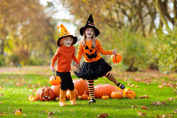 Ungar Lurar Eller Bjuder Halloween Barn Svart Och Orange Häxdräkt — Stockfoto