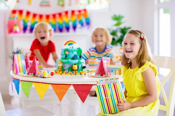 Festa Aniversário Para Crianças Criança Soprando Velas Bolo Abrindo Presentes — Fotografia de Stock