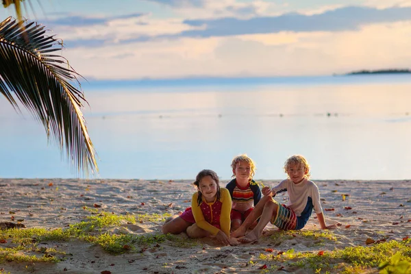 孩子在海滩上玩耍 日落时 孩子在波浪中跳跃 有孩子的家庭的海上度假 暑假时 小男孩在异国他乡的热带海滩上 夕阳西下沙滩和水的乐趣 — 图库照片