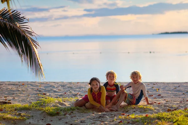 Bambino Che Gioca Sulla Spiaggia Dell Oceano Ragazzo Salta Tra — Foto Stock