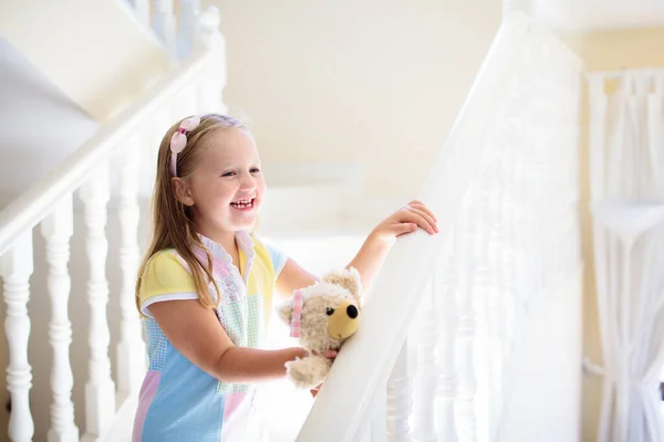 Ребенок Ходит Лестнице Белом Доме Маленькая Девочка Играет Солнечной Лестнице — стоковое фото