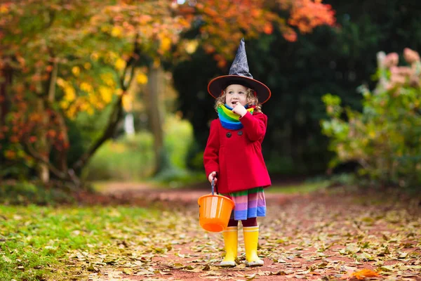 Crianças Enganam Tratam Noite Halloween Menina Com Cara Abóbora Balde — Fotografia de Stock