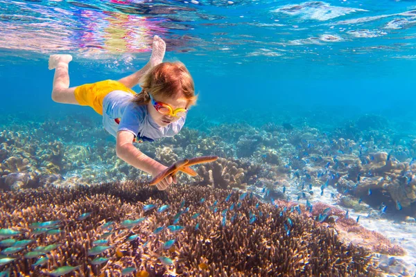 Barnsnorkling Barn Simmar Vattnet Strand Och Hav Sommarsemester Med Barn — Stockfoto