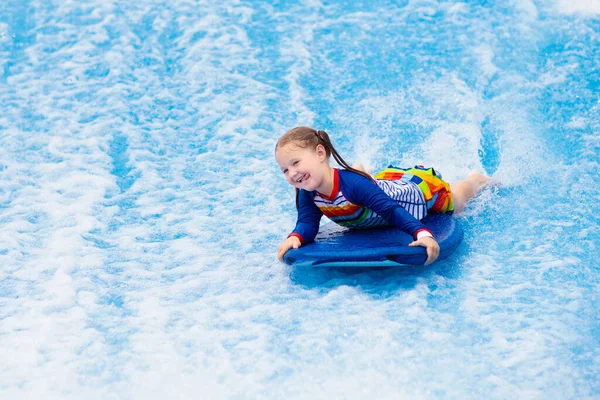 Kislány Szörfözik Strandhullám Szimulátor Attrakció Vízi Vidámpark Trópusi Üdülőhely Gyerek — Stock Fotó