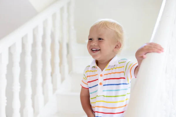 Niño Caminando Escaleras Casa Blanca Niño Jugando Una Escalera Soleada —  Fotos de Stock