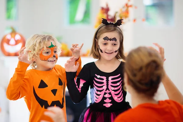 Cadılar Bayramı Kostümü Giymiş Bir Anne Çocuk Çocuklar Şeker Şaka — Stok fotoğraf