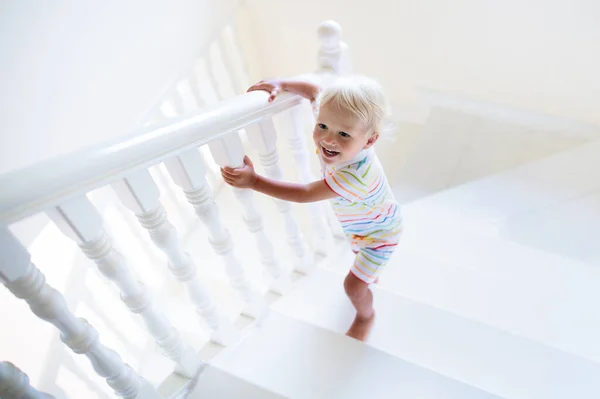 Dzieciak Spacerujący Schodach Białym Domu Chłopiec Bawiący Się Słonecznych Schodach — Zdjęcie stockowe