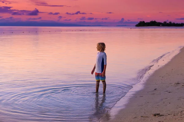 孩子在海滩上玩耍 日落时 孩子在波浪中跳跃 有孩子的家庭的海上度假 暑假时 小男孩在异国他乡的热带海滩上 夕阳西下沙滩和水的乐趣 — 图库照片