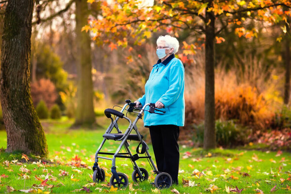 Женщина в маске во время коронного вируса и вспышки гриппа. Болезни и защита от болезней. Хирургические маски для профилактики коронавируса. Больной пожилой пациент кашляет. Нездоровый человек.