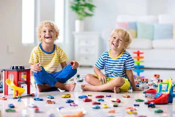Діти Грають Іграшковими Машинами Білій Кімнаті Маленький Хлопчик Грає Машинами — стокове фото