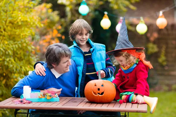 Familie Schnitzt Halloween Kürbis Eltern Und Kinder Schnitzen Kürbisse Laternen — Stockfoto