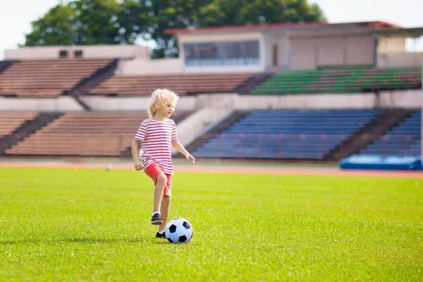 Çocuklar Stadyum Sahasında Futbol Oynarlar Çocuklar Futbol Maçında Gol Atıyor — Stok fotoğraf