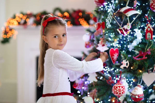 Rodzina Świąteczny Poranek Przy Kominku Dzieci Otwierają Prezenty Świąteczne Dzieci — Zdjęcie stockowe