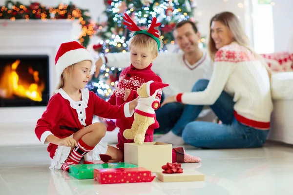 Noel Kutlayan Aile Ebeveynler Çocuklar Noel Ağacı Süsler Hediyeleri Açar — Stok fotoğraf