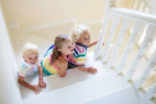 Niños Caminando Escaleras Casa Blanca Niños Jugando Una Escalera Soleada — Foto de Stock