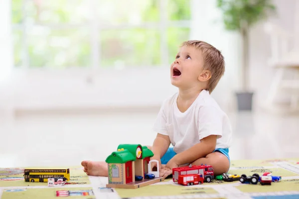 Kleine Jongen Die Speelgoedauto Speelt Speelmat Jonge Jongen Met Kleurrijke — Stockfoto