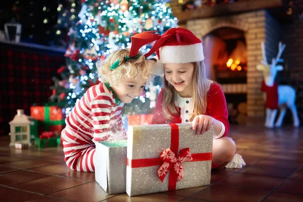 Crianças Árvore Natal Lareira Véspera Natal Família Com Crianças Comemorando — Fotografia de Stock