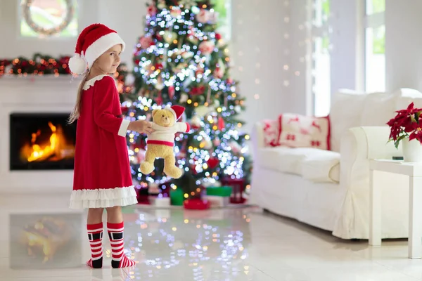 Familia Mañana Navidad Chimenea Niños Abriendo Regalos Navidad Niños Bajo — Foto de Stock