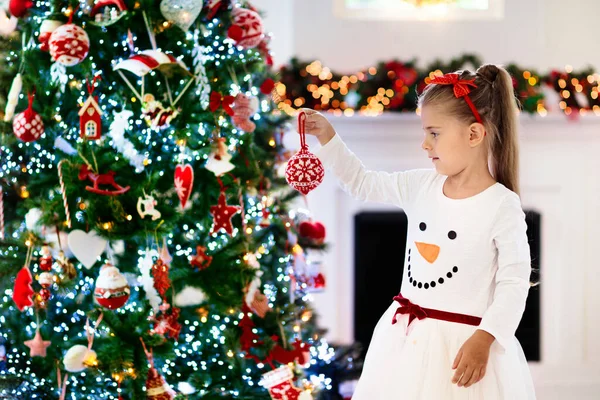 Familie Weihnachtsmorgen Kamin Kinder Öffnen Weihnachtsgeschenke Kinder Unter Dem Weihnachtsbaum — Stockfoto