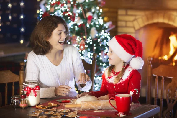 Madre Hija Horneando Galletas Navidad Chimenea Árbol Decorado Mamá Hijo — Foto de Stock