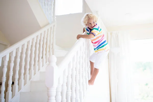 Хлопчик Ходить Сходами Білому Будинку Маленький Хлопчик Грає Сонячних Сходах — стокове фото
