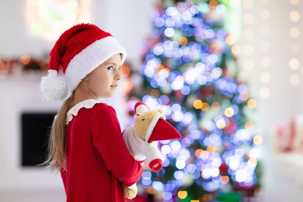 Família Manhã Natal Lareira Crianças Abrindo Presentes Natal Crianças Debaixo — Fotografia de Stock