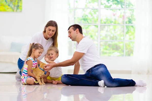 Gelukkig Jong Gezin Met Kinderen Thuis Vader Moeder Dochter Zoon — Stockfoto